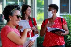 Ato de Panfletagem na entrada da Faculdade de Educao